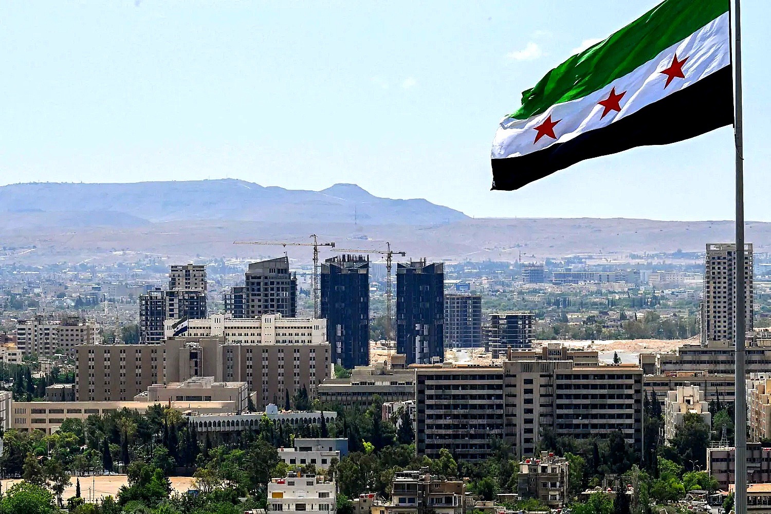 وزير الأشغال: البيئة الاستثمارية في سوريا أصبحت أكثر جاذبية.. وشراكات عقارية جديدة قيد التحول إلى التنفيذ