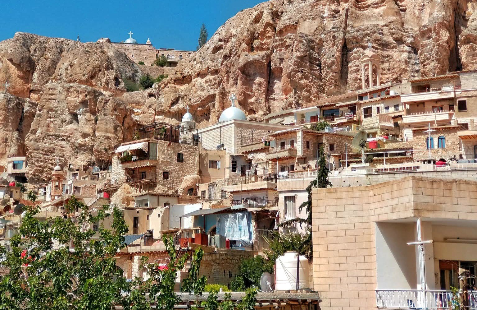 معلولا… حيث نُحتت العمارة في الصخر