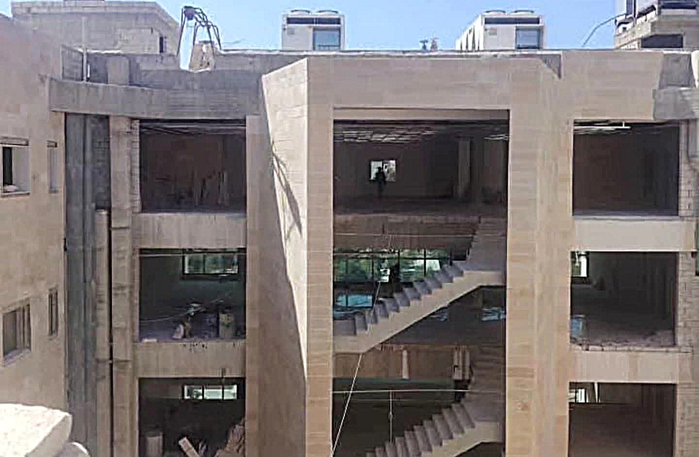 مشروع تأهيل جسر معبر العريضة يقترب من الاكتمال بعد إنجاز آخر بلاطة إنشائية
