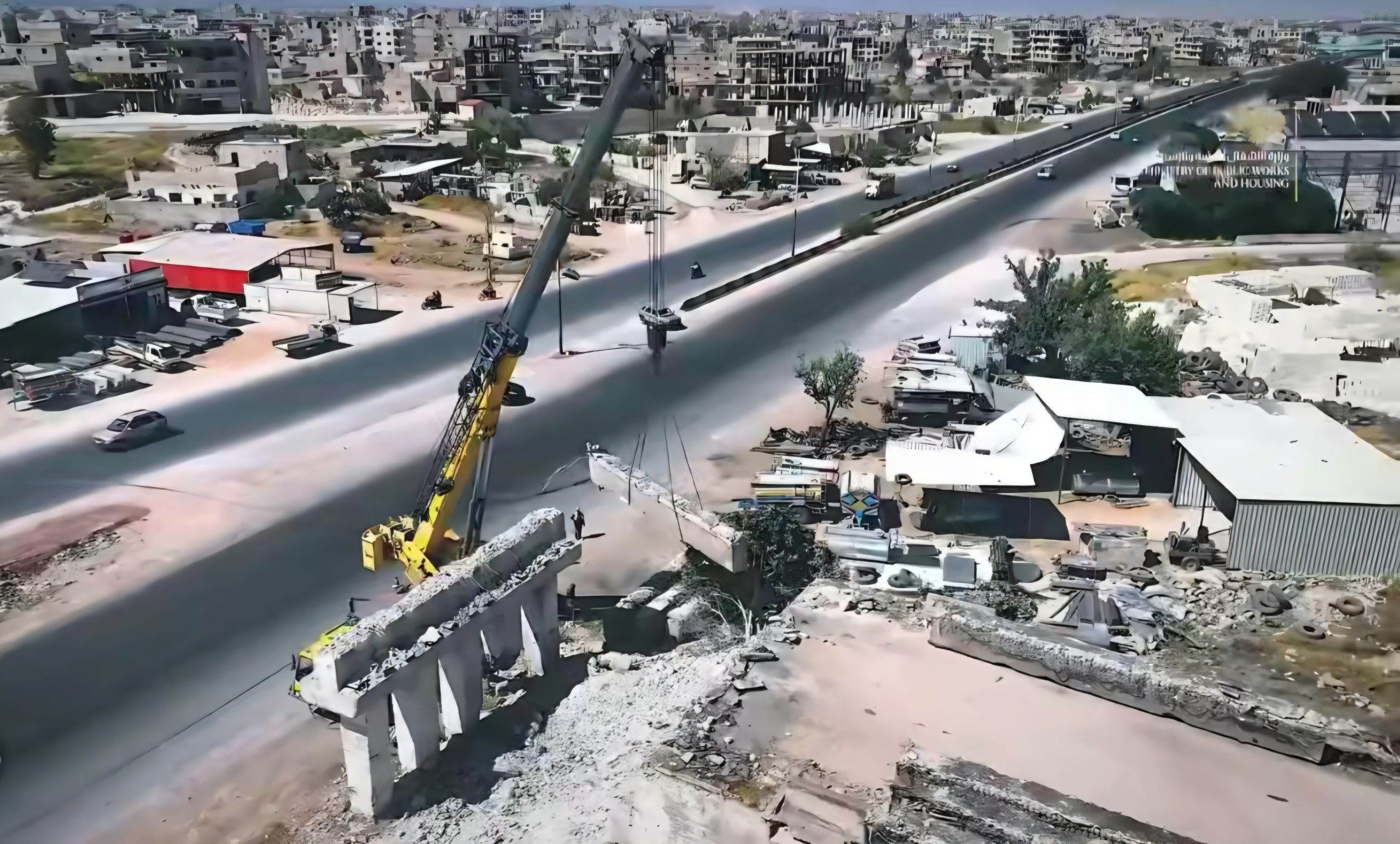 أعمال متواصلة لإعادة تأهيل جسر معرة النعمان الجنوبي على طريق حلب – دمشق M5